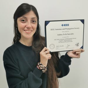 Andrea Ávila y su diploma de la beca.
