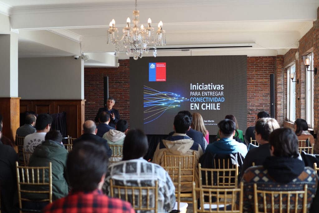 Subsecretario Claudio Araya conversó sobre “Iniciativas para entregar conectividad en Chile” de zonas rurales. 
