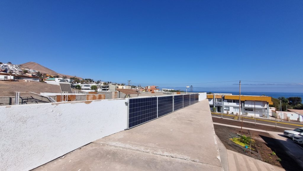 Paneles solares en el Laboratorio de Inspección de Módulos Fotovoltaico de la Universidad de Antofagasta.